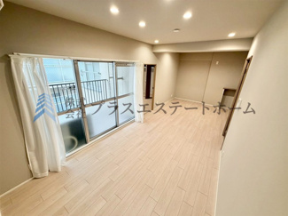 【居間・リビング】 | コスモ甲南町 | バルコニーから光が差し込むリビングです♪暖かい空間で家族団らんをお楽しみください♪
