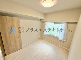 【洋室】 | コスモ甲南町 | 木目調のフローリング材でナチュラルな見た目のため暖かく落ち着いた雰囲気のお部屋です♪