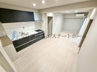 【居間・リビング】 | コスモ甲南町 | LDKは13.5帖確保♪リビング横にバルコニーが隣接しており、大きな窓からの採光で明るい空間です♪