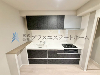 【キッチン】 | コスモ甲南町 | キッチン天板は白、収納扉は木調をセレクトし、優しい雰囲気を醸し出しています♪