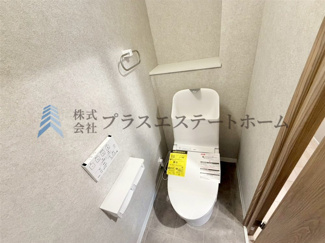 【トイレ】 | コスモ甲南町 | きれいをまもるせいけつトイレ♪お掃除はサッとひとふきで完了！ 少ない水で汚れをしっかり洗い流します♪