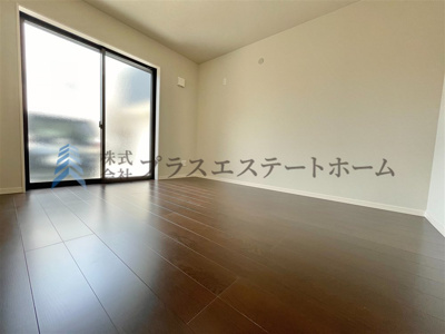【洋室】 | 兵庫区浜中町2丁目　事務所付き中古戸建 | 洋室はシンプルな配色にしていますので、お客様好みの家具を配置頂けます♪