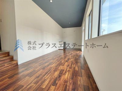 【玄関】 | 兵庫区浜中町2丁目　事務所付き中古戸建 | 前面道路幅約30ｍ♪