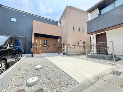 【外観】 | 兵庫区浜中町2丁目　事務所付き中古戸建 | 駐車場2台分♪ハイルーフ車OK♪住居部分の入口です♪