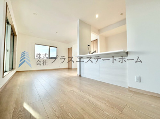 【居間・リビング】 | 垂水区西舞子9丁目　新築戸建 | 対面カウンターで、家族とコミュニケーションを取りながら料理ができるキッチンです♪