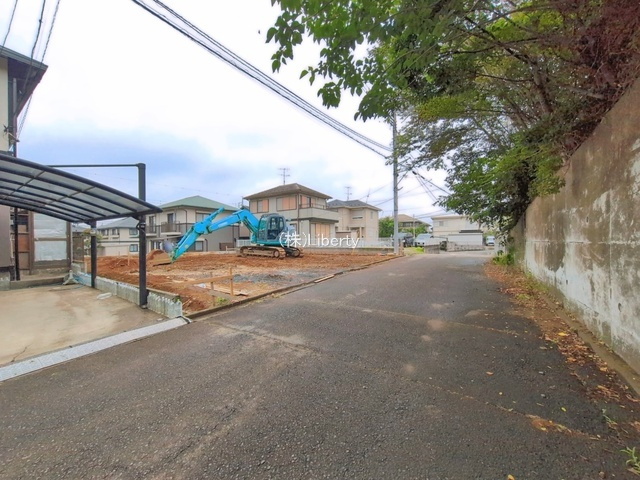 守谷市松ケ丘6期　新築戸建　2号棟の前面道路含む現地写真