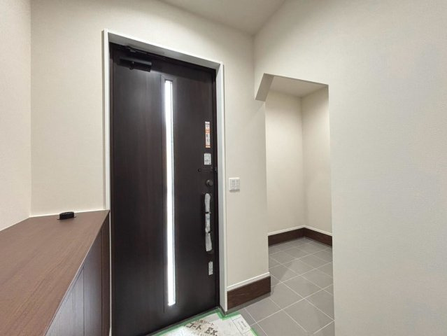タマタウン　大垣市南若森（西小）　全３区画分譲の玄関|大容量のシューズ収納付きで玄関周りもすっきり！玄関ドアからの光が玄関ホールを明るくしてくれます。