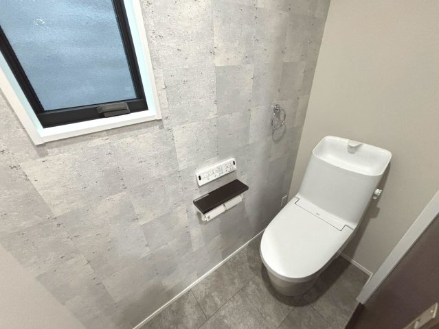 タマタウン　大垣市南若森（西小）　全３区画分譲のトイレ|超節水型の水洗トイレを標準採用。汚れが付きにくいコーティング加工で、いつでも清潔に保てる便座を装備。