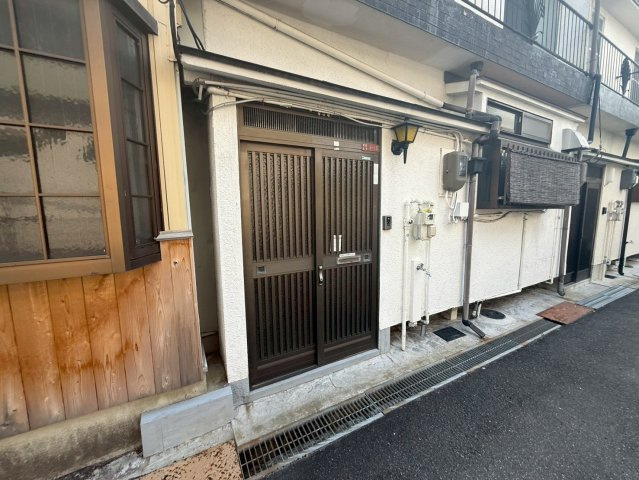 東香里新町テラスハウス　賃貸の玄関|明るい玄関です