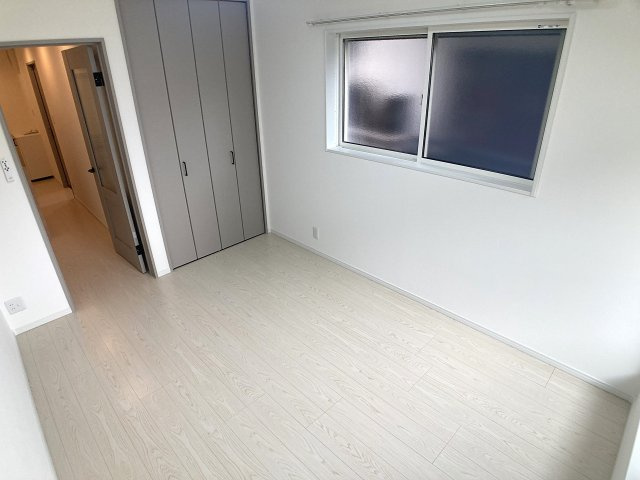 ナチュラルフロントの内装|角部屋ですので、窓が付いて風通しも良好の室内