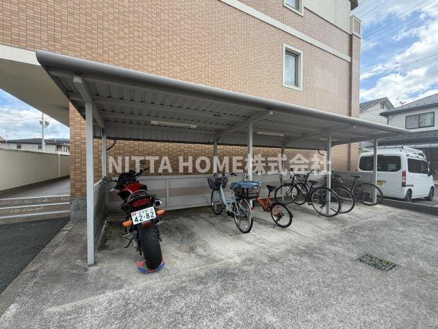 フラッツ　ラ　ローサのその他共用部分|屋根付きの駐輪場は無料でお使い下さい＊