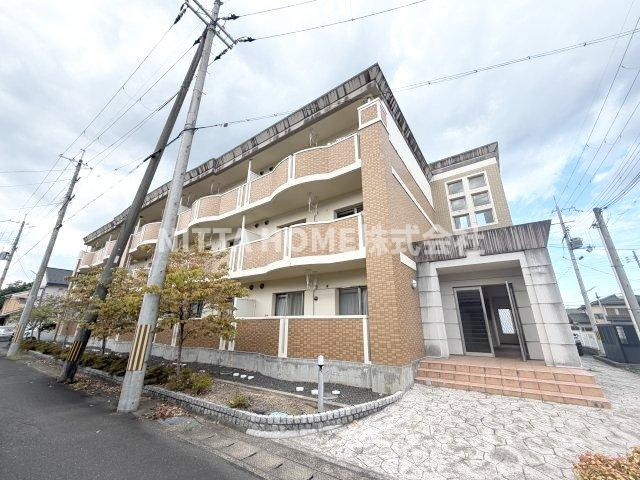 フラッツ　ラ　ローサの外観|鉄筋コンクリート３階建てのマンション◆外部物置付きです＊