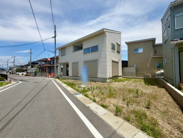 守山市小島町1号棟　新築戸建ての前面道路含む現地写真