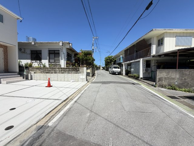 読谷村瀬名波（全2棟）1号棟の前面道路含む現地写真|※南東側村道5.9m♪
