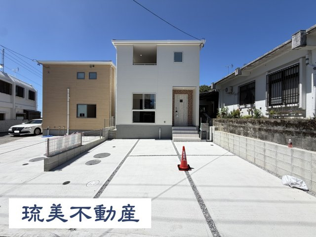 読谷村瀬名波（全2棟）1号棟の外観|1号棟　並列駐車2台完備♪