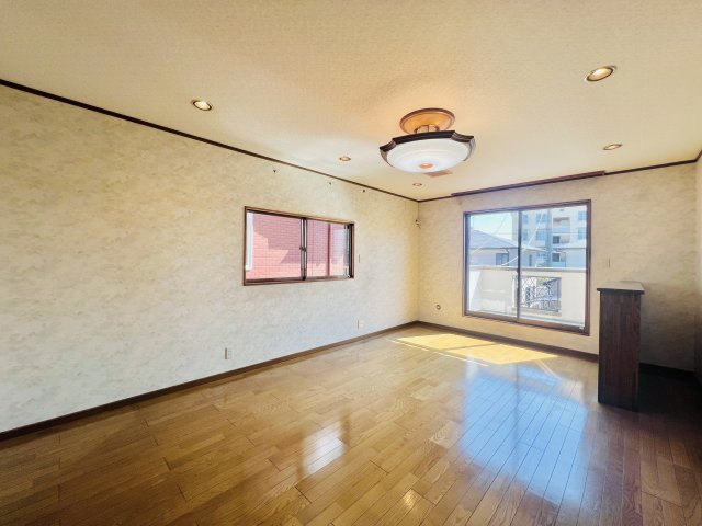 高崎市倉賀野町の洋室|12帖洋室はバルコニーへも行き来できます♪
納戸付きでお部屋も広々空間♪