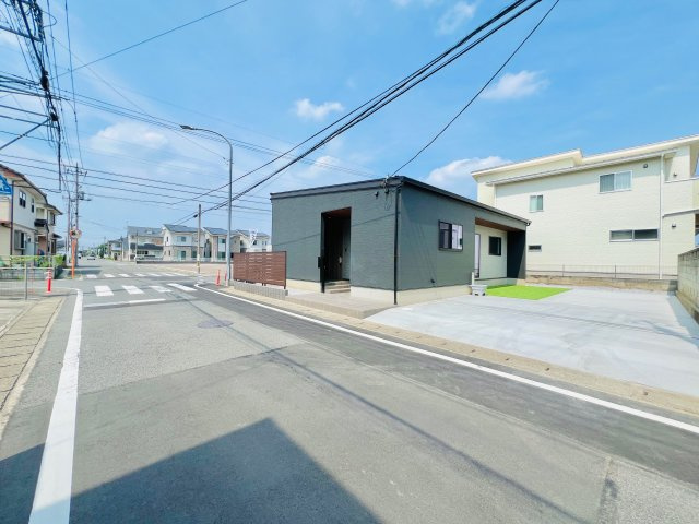 高崎市上中居の前面道路含む現地写真|間口も広く駐車も楽々♪