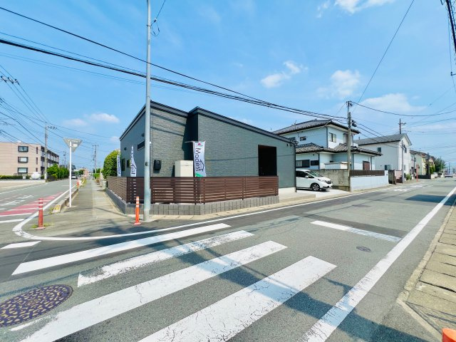 高崎市上中居の前面道路含む現地写真|暮らしやすい住環境◎