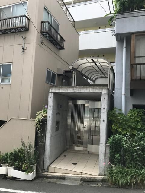 代官山眺めのいい家のエントランス