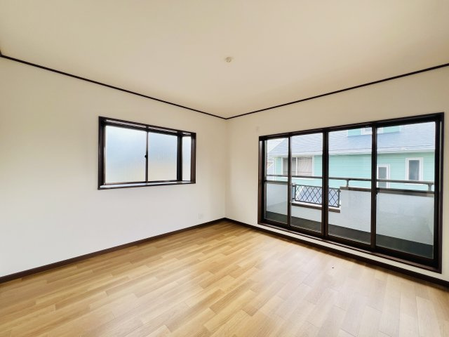 高崎市新町の洋室|バルコニーへも行き来できる８帖洋室◎