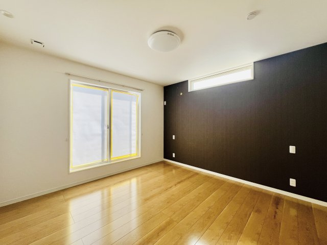 高崎市吉井町吉井の洋室|バルコニーに面した洋室は、２WIC付きですっきりとした空間に♪