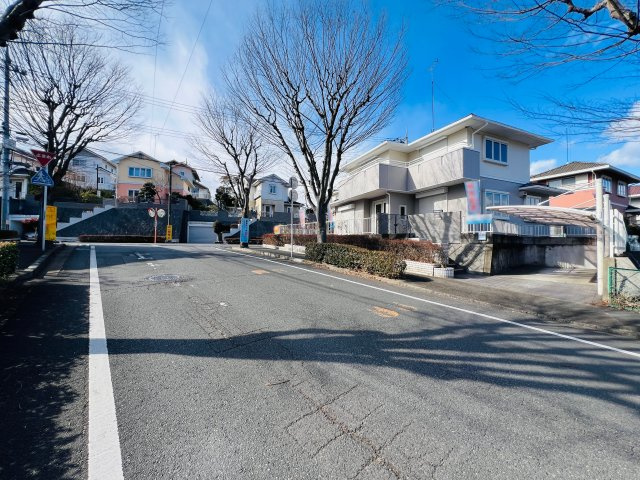 桐生市菱町2丁目の前面道路含む現地写真|カーポート付きの駐車スペース