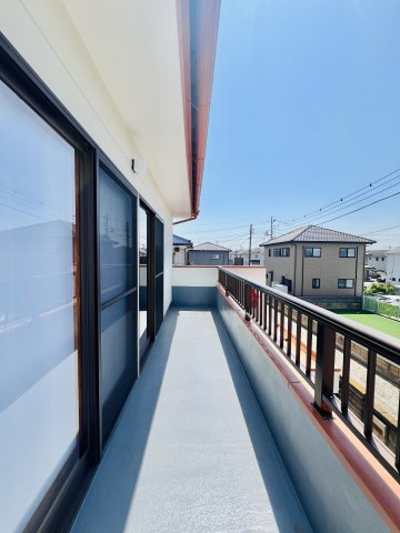 伊勢崎市山王町のバルコニー|２部屋から行き来できる横長バルコニー◎