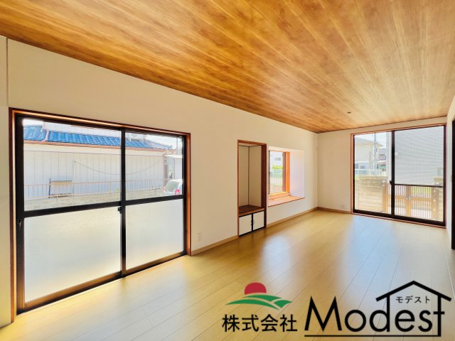 伊勢崎市山王町の居間・リビング|大きな窓のあるリビングで、家族団らんのひと時を♪