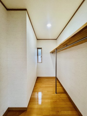 伊勢崎市長沼町の収納|奥行きのあるウォークインクローゼットは、高さのある物もたっぷり収納可能♪