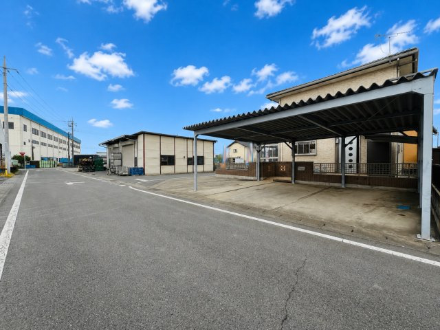伊勢崎市長沼町の前面道路含む現地写真|ガレージ付き◎
車の通りも少なく駐車も楽々♪