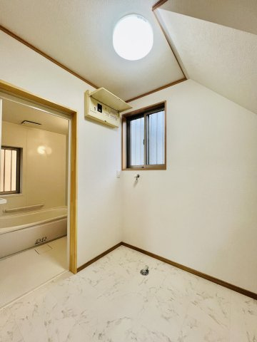 伊勢崎市長沼町の脱衣所|洗面と分けた脱衣所はライフスタイルが違うご家族でも◎