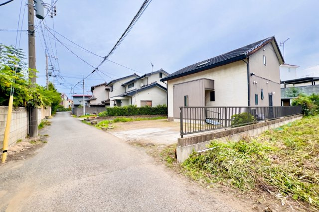 伊勢崎市宮前町の前面道路含む現地写真|間口も広く駐車も楽々