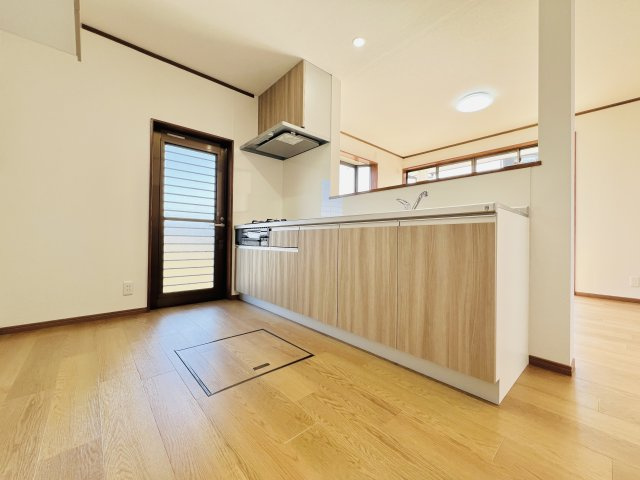 太田市鳥山上町のキッチン|作業スペースも広く、ゴミ捨てにも便利な勝手口付きのキッチン♪
