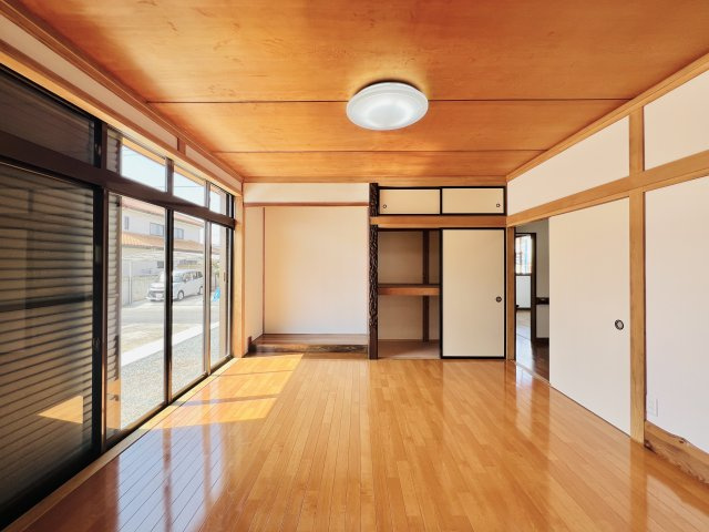 太田市由良町の洋室|リビングに隣接する8帖洋室は、家事スペースとしても♪