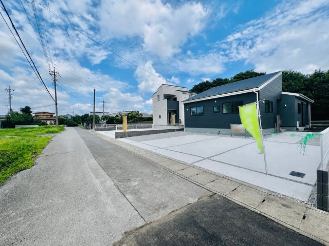 太田新田花香塚町の前面道路含む現地写真|間口も広く、駐車が苦手な方にもおススメ♪