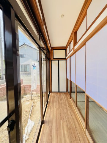 佐波郡玉村町の洋室|日当たりも良好で、お庭にも行き来できる縁側◎