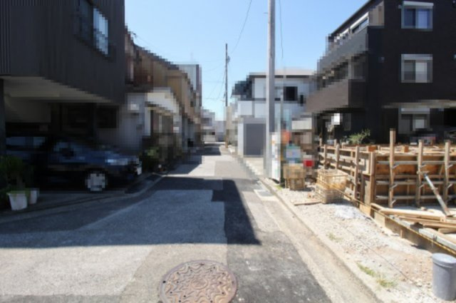 高知市城見町　新築戸建　の前面道路含む現地写真|南側　幅　4.0ｍ　公道　
