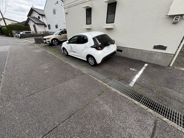 アパルトマン竜美台の駐車場