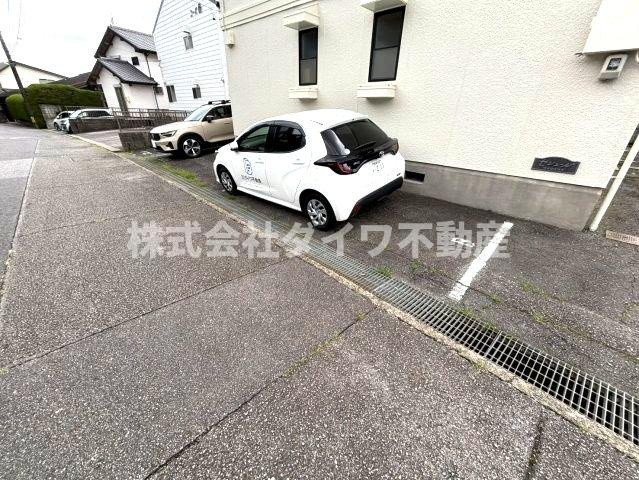 アパルトマン竜美台の駐車場