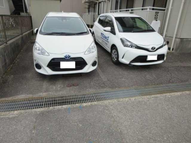 アパルトマン竜美台の駐車場
