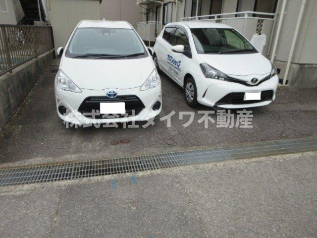 アパルトマン竜美台の駐車場