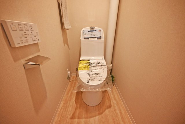 新北野第2コーポ西棟のトイレ|新調済みのトイレでウォシュレット機能が付いており、清潔で心地よくご利用いただけます。
