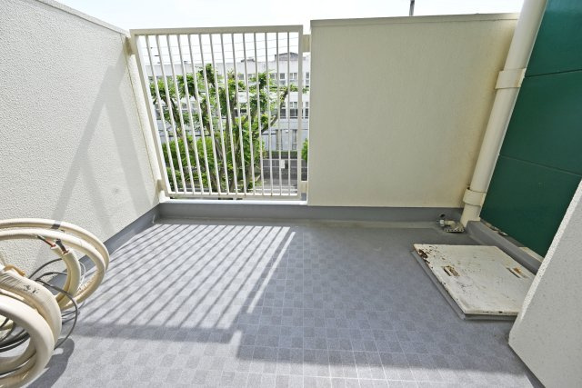新北野第2コーポ西棟のバルコニー|たっぷりの陽光が差し込む西向きの住まいです。