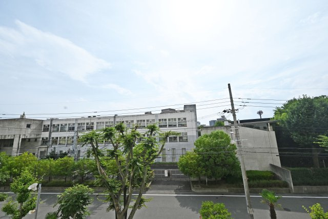 新北野第2コーポ西棟のバルコニー|周辺にスーパー・コンビニがあり、生活施設が身近にそろった利便性の高い住環境です。