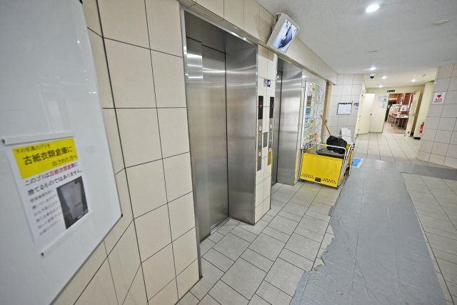 新北野第2コーポ西棟のその他共用部分|エレベーター完備で、毎日の出入りや買い物の荷物もラクに運べます。