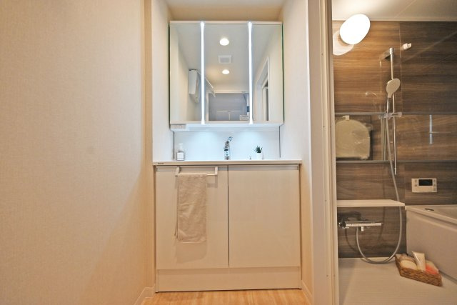 新北野第2コーポ西棟の独立洗面台|明るく使いやすい3面鏡付きの洗面化粧台です。ボウルが大きく使いやすい洗面台は朝の身支度の時短に役立ちます。