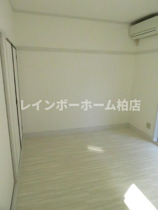 旭ルーミー北柏1号館の洋室|落ち着いた色調の洋室です