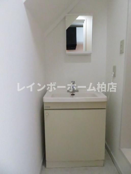 旭ルーミー北柏1号館の洗面所|広い洗面スペース