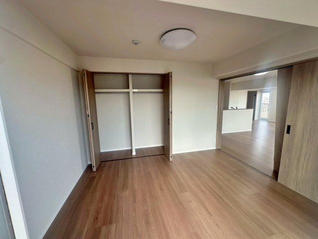 エステスクエア・アクロス大日の洋室|約6.2帖の洋室。
バルコニーに面して明るいお部屋です！
（令和8年7月撮影）