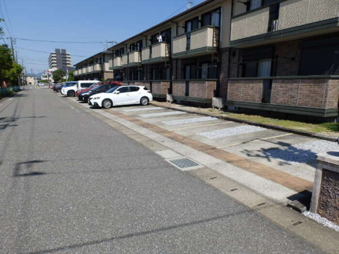 リヴェール北御座 C棟の周辺|前面道路
